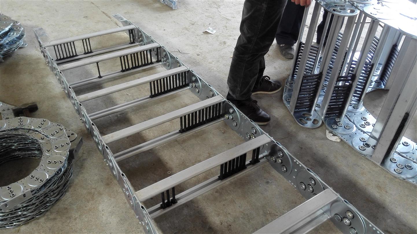 且安装架的内部开设有安装仓