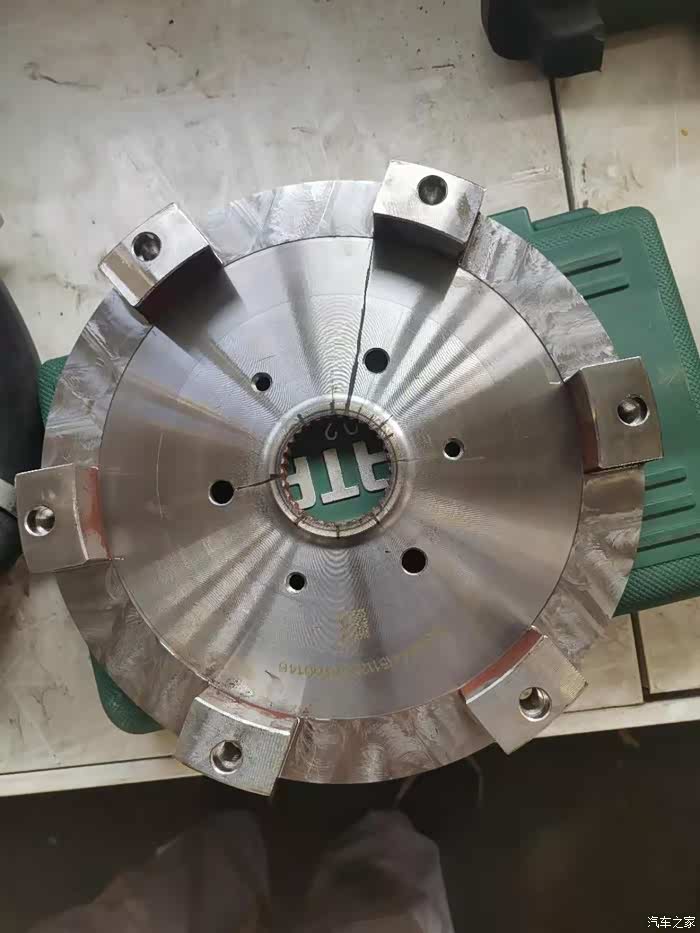 使得第二连接盘能够与第一连接盘上的定位杆进行插接