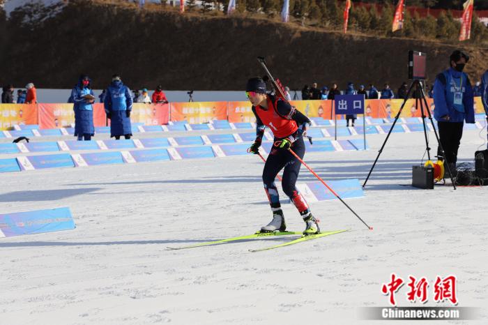 十四冬冬季两项公开组女子10公里追逐赛：褚源蒙