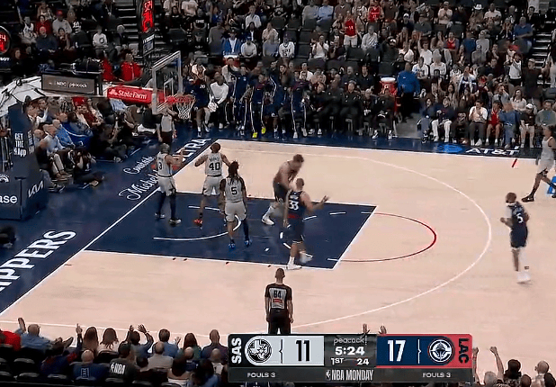 加兰超远三分助快船首节领先马刺