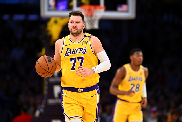 东契奇复出砍42+12助 湖人掀翻骑士创纪录