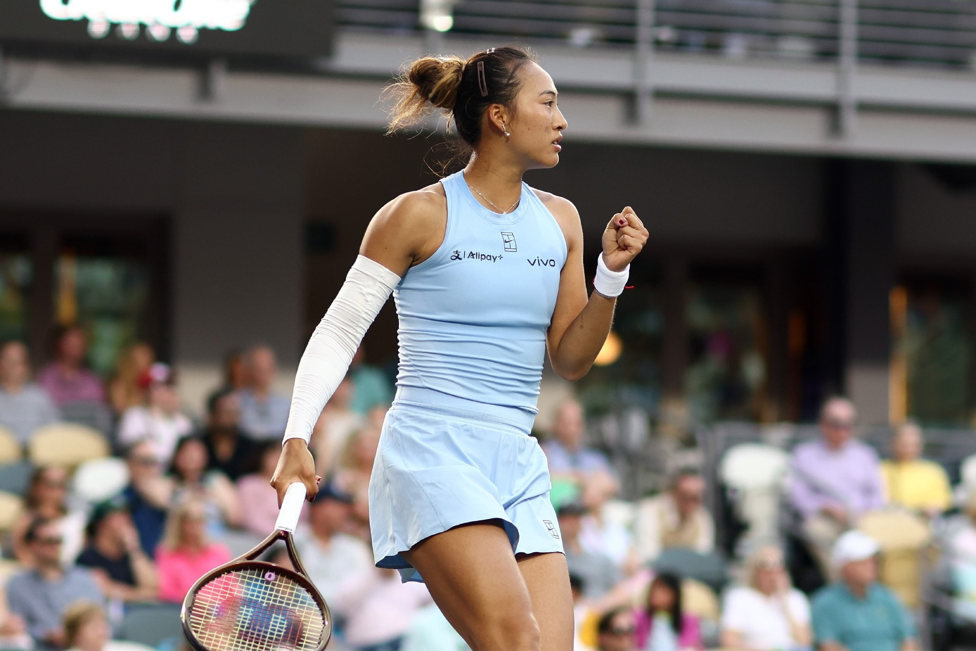 郑钦文2-0击败萨卡里晋级WTA500查尔斯顿站16强，展