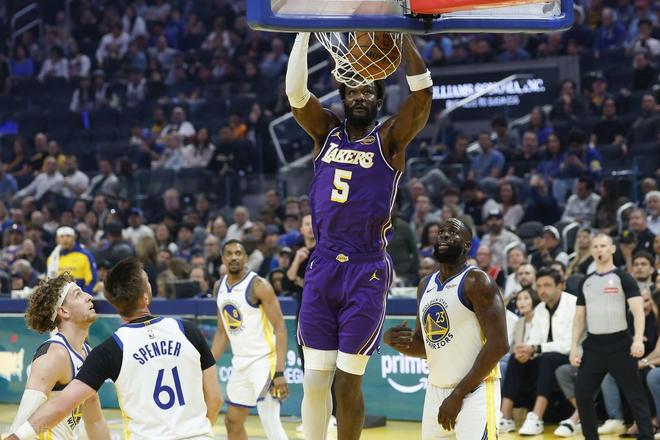 詹姆斯单核带队狂砍26+11 路易斯·艾顿爆发助湖人