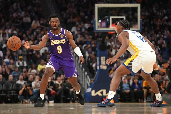 詹姆斯单核带队狂砍26+11 路易斯·艾顿爆发助湖人